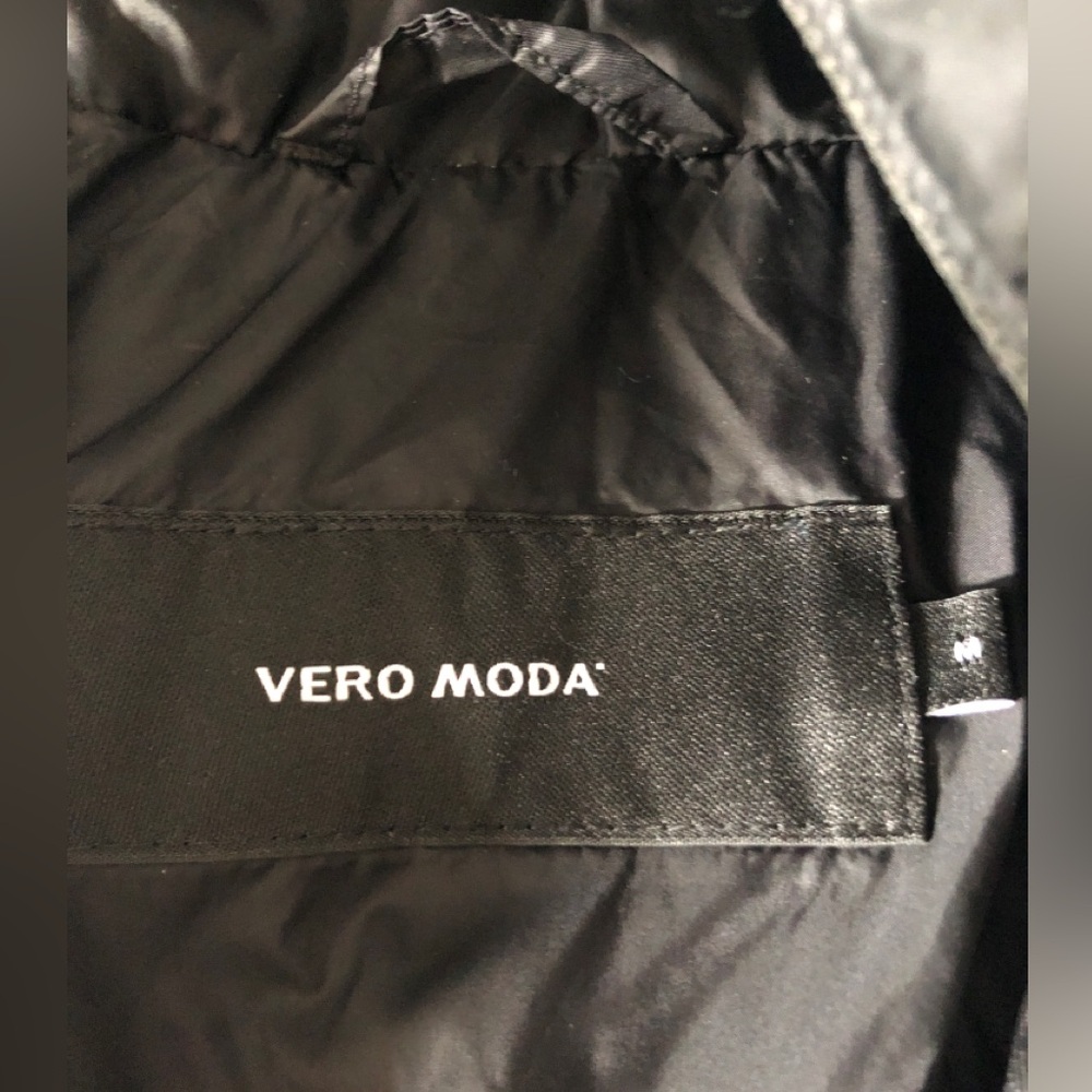 Black Women's Quilted Long Puffer Coat with Faux Fur Hood
Brand: Vero Moda - Picture 8 of 10